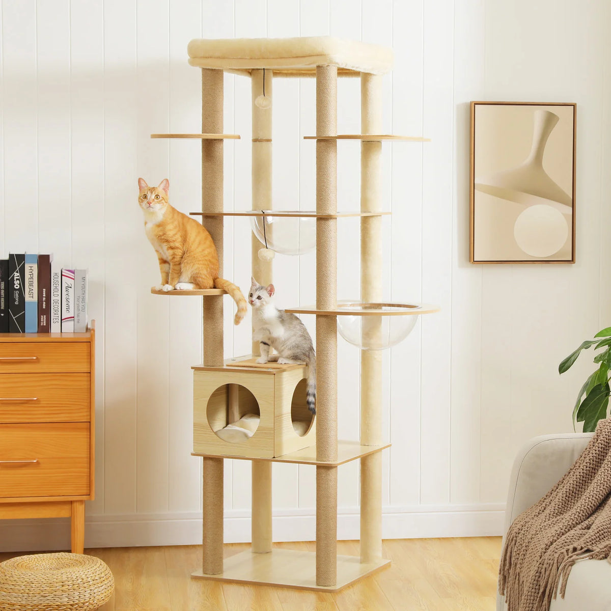 Arbre à chat bois noir et blanc — en situation dans un salon