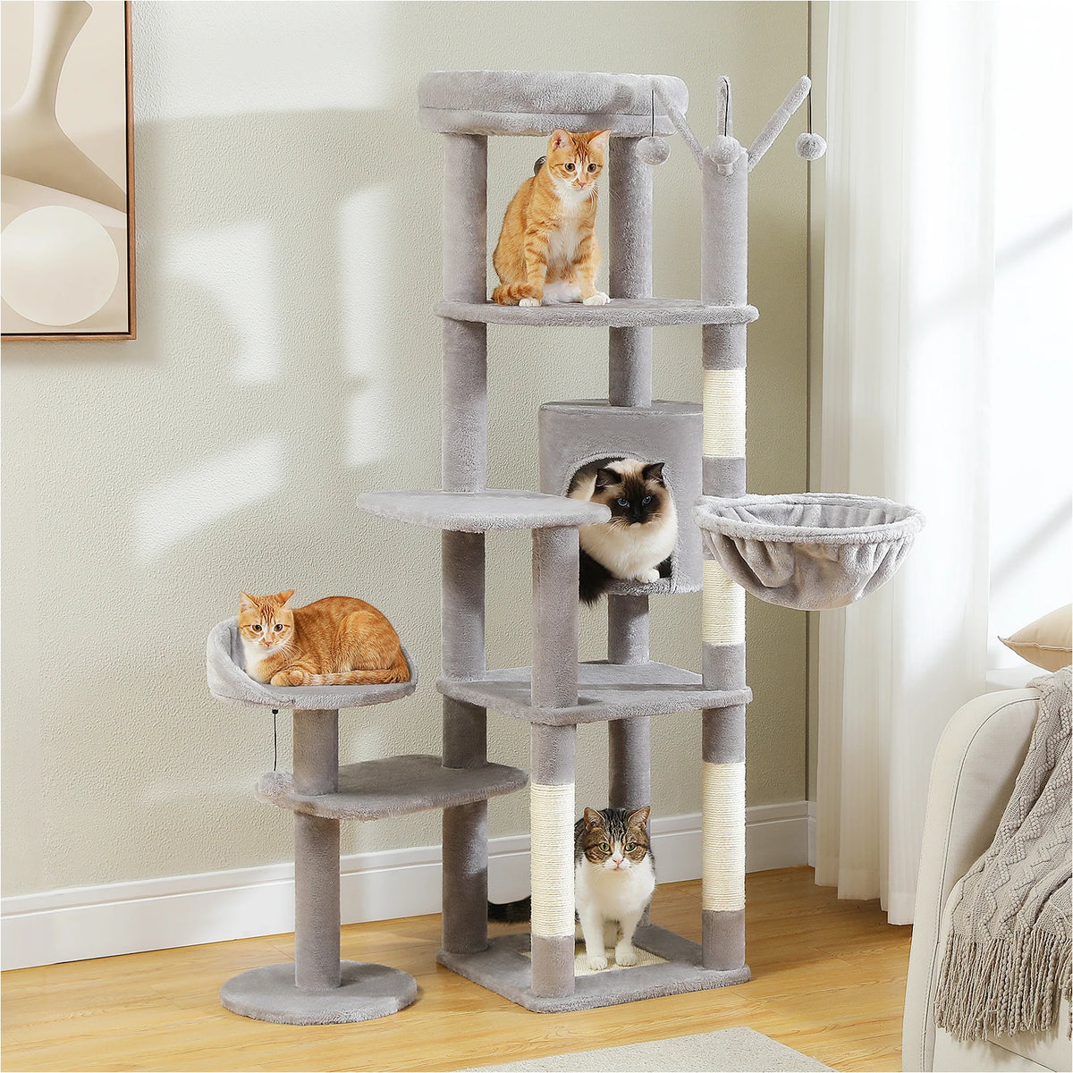 Arbre à chat beige 150 cm — en situation dans un salon