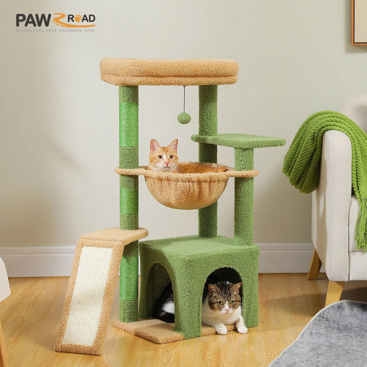 Petit arbre à chat violet — en situation dans un salon
