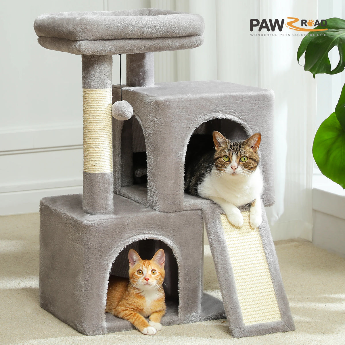 Petit arbre à chat beige — en situation dans un salon