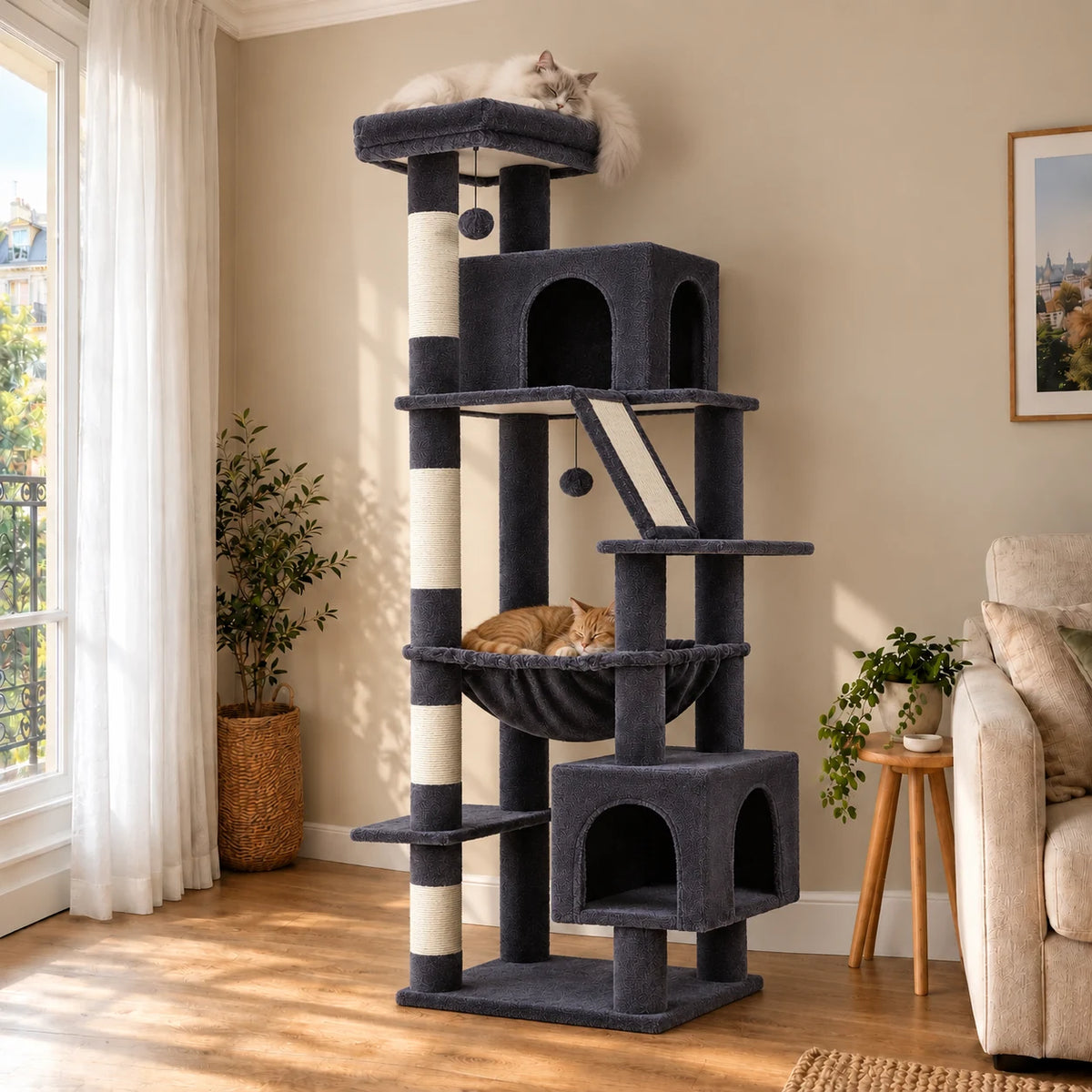 Arbre à chat Slate anthracite dans un salon avec deux chats endormis sur le perchoir et dans le hamac