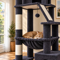 Chat roux endormi dans le hamac anthracite de l’arbre à chat Slate