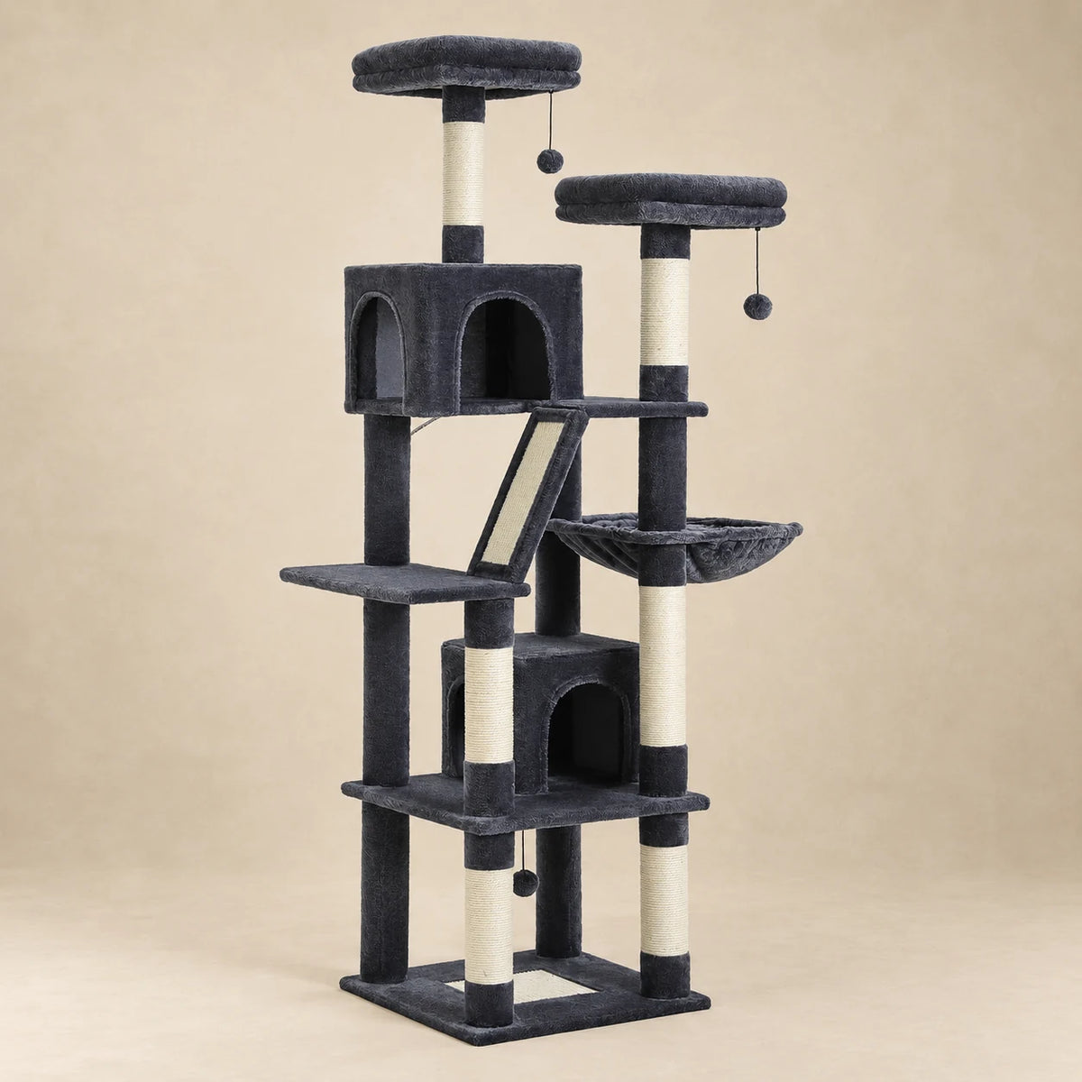 Arbre à chat Suie gris anthracite avec deux niches, hamac et planche à griffer sur fond beige