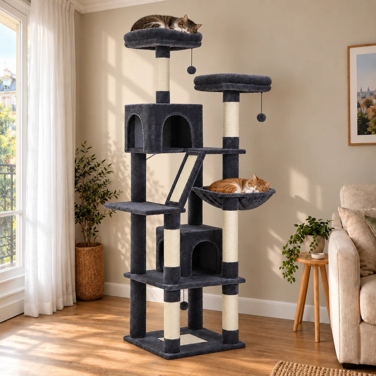Arbre à chat Suie anthracite dans le salon avec deux chats endormis sur le perchoir et dans le hamac