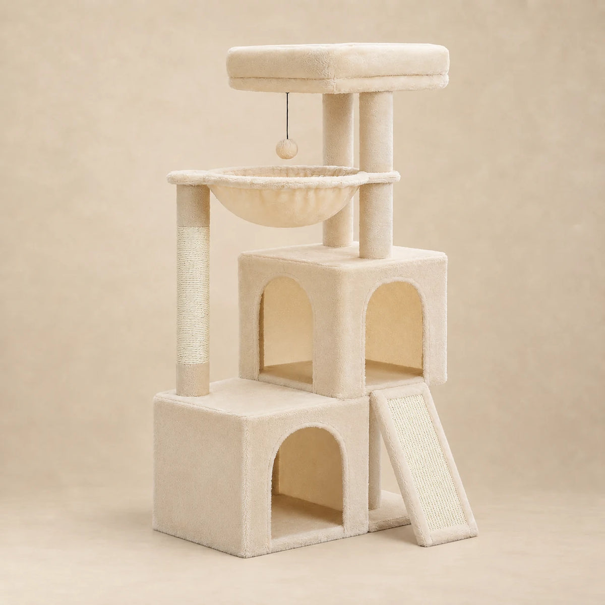 Arbre à chat beige Millet de 104 cm avec deux niches, hamac et rampe, vue entière sur fond beige