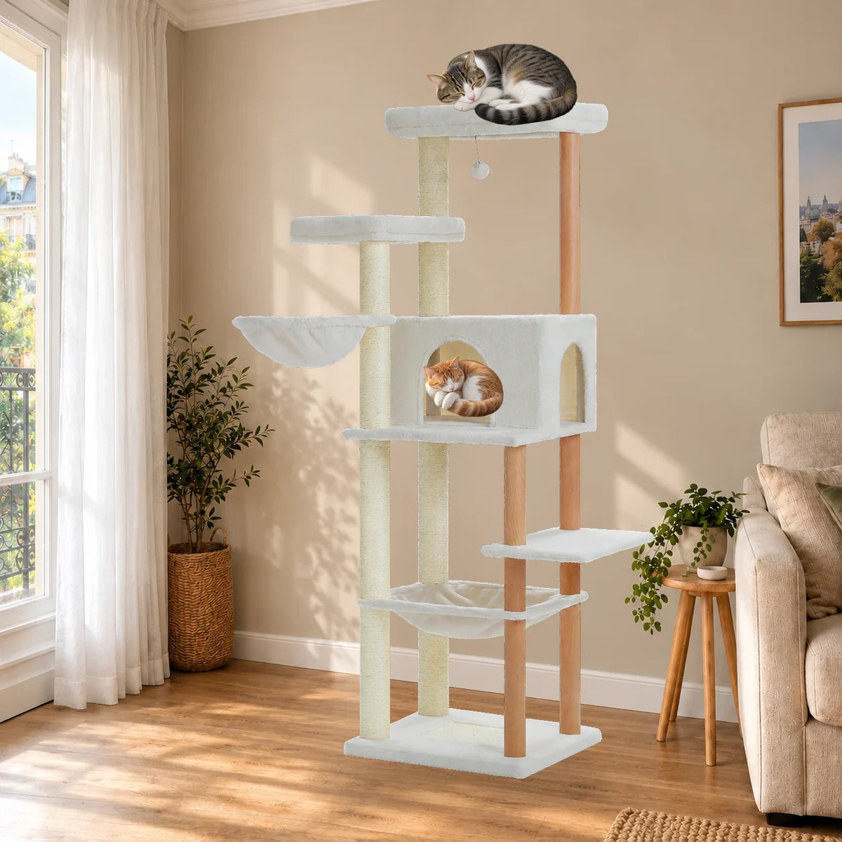 Arbre à chat Dune beige dans un salon avec deux chats endormis sur la plateforme supérieure et dans la niche