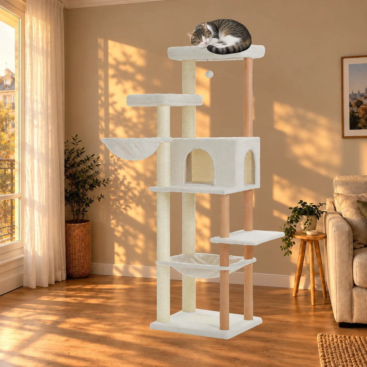 Arbre à chat Dune beige dans un salon au coucher du soleil avec un chat endormi en hauteur