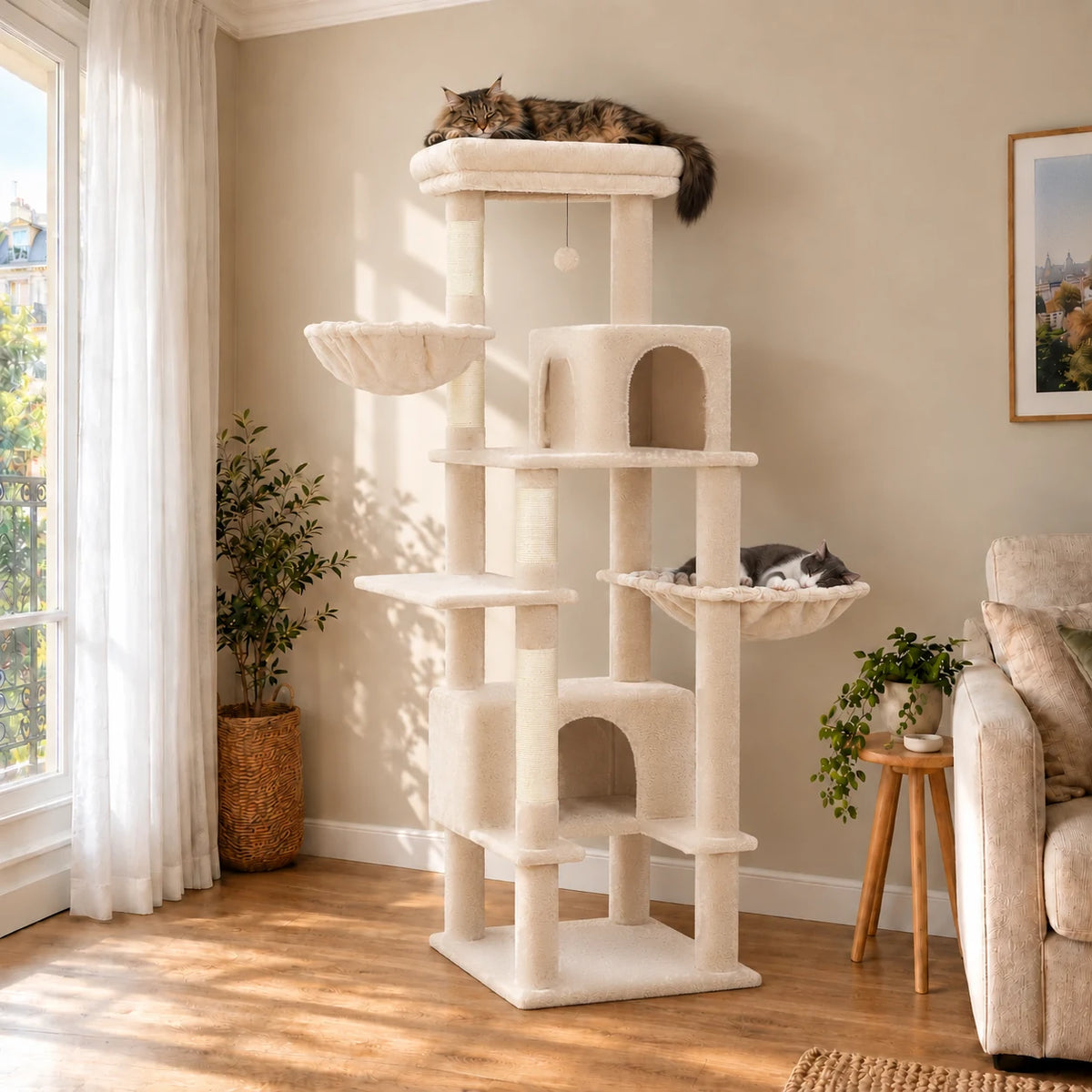 Arbre à chat Wheaton beige de 168 cm dans un salon avec des chats endormis