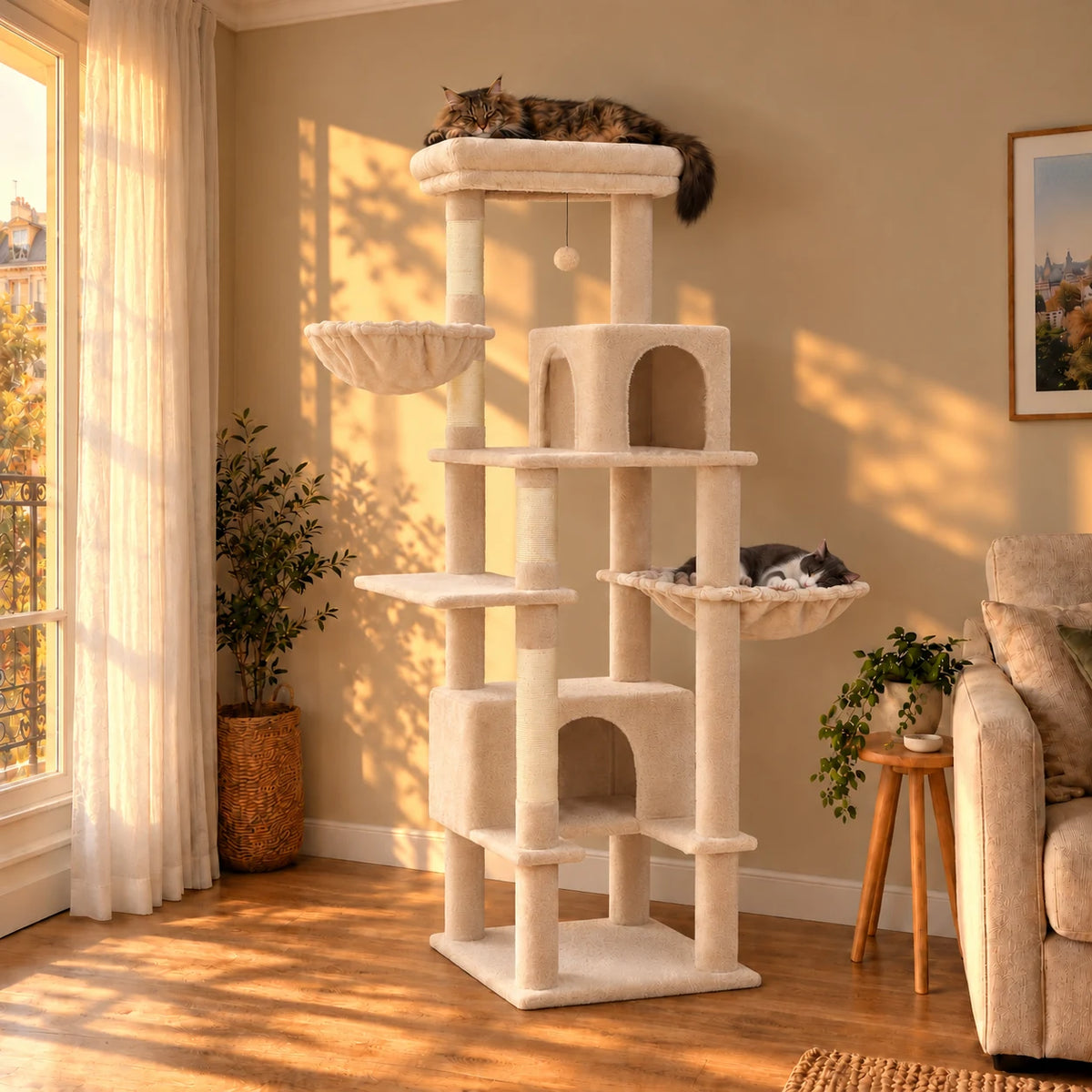 Arbre à chat beige Wheaton dans un salon au coucher du soleil avec des chats endormis