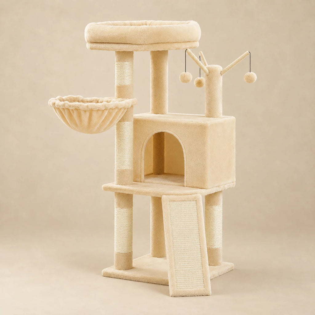 Arbre à chat Oat beige avec niche, hamac et rampe sur fond beige