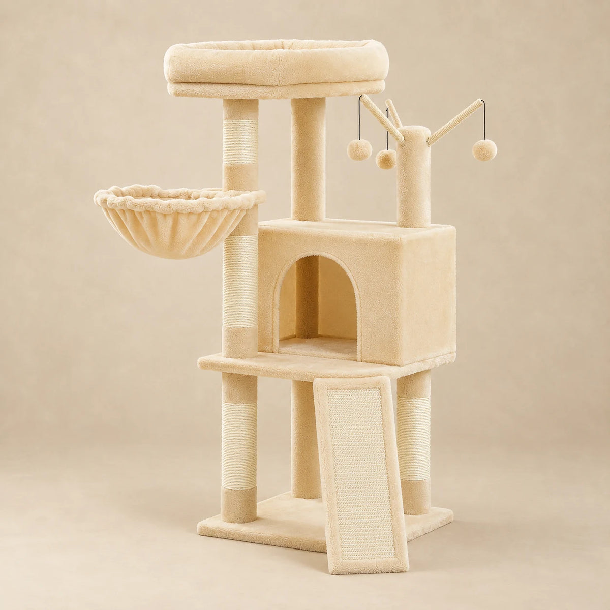 Arbre à chat Oat beige avec niche, hamac et rampe sur fond beige