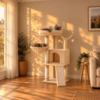 Arbre à chat Oat beige dans le salon au coucher du soleil avec deux chats endormis