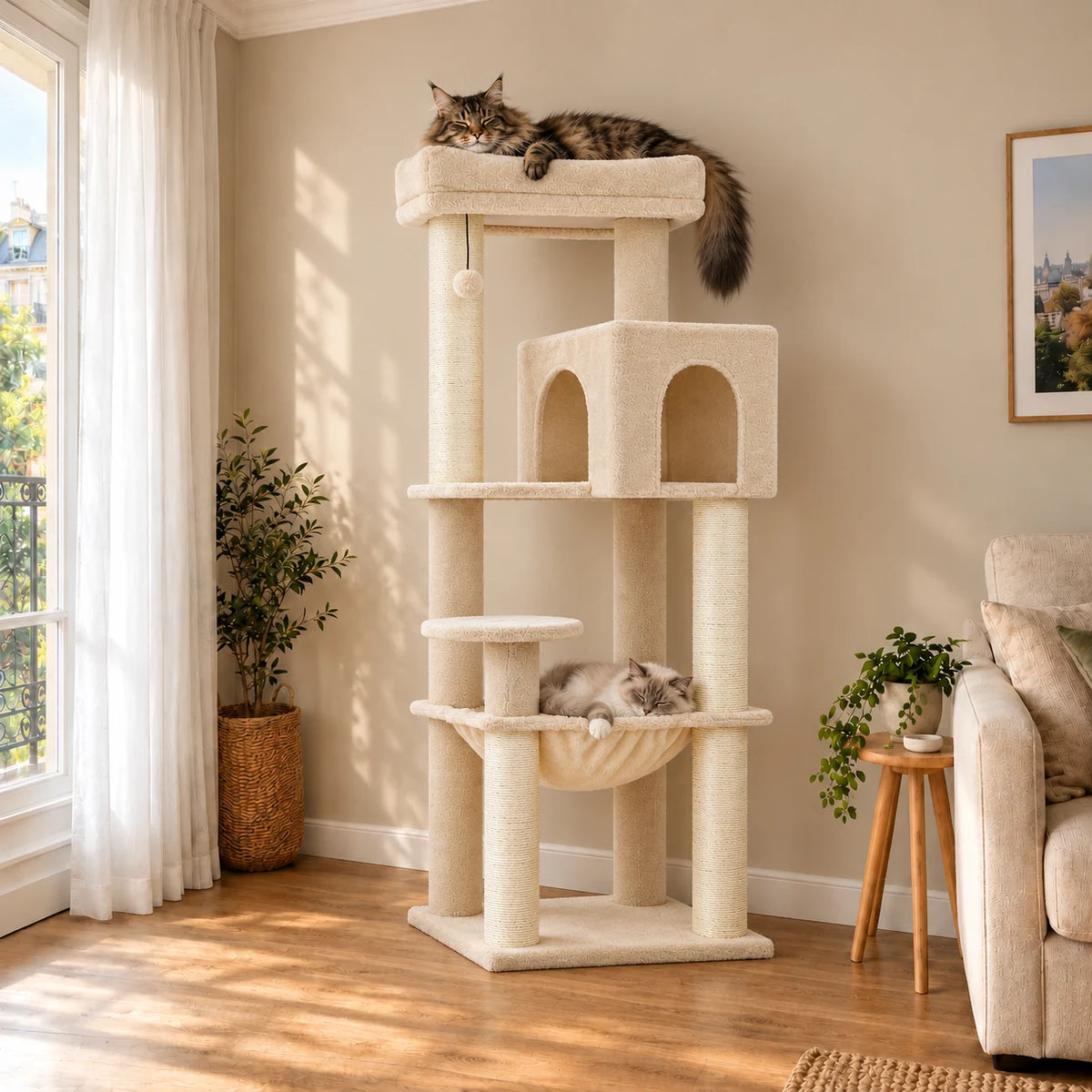 Arbre à chat Froment beige dans un salon avec deux chats endormis sur le perchoir et dans le hamac
