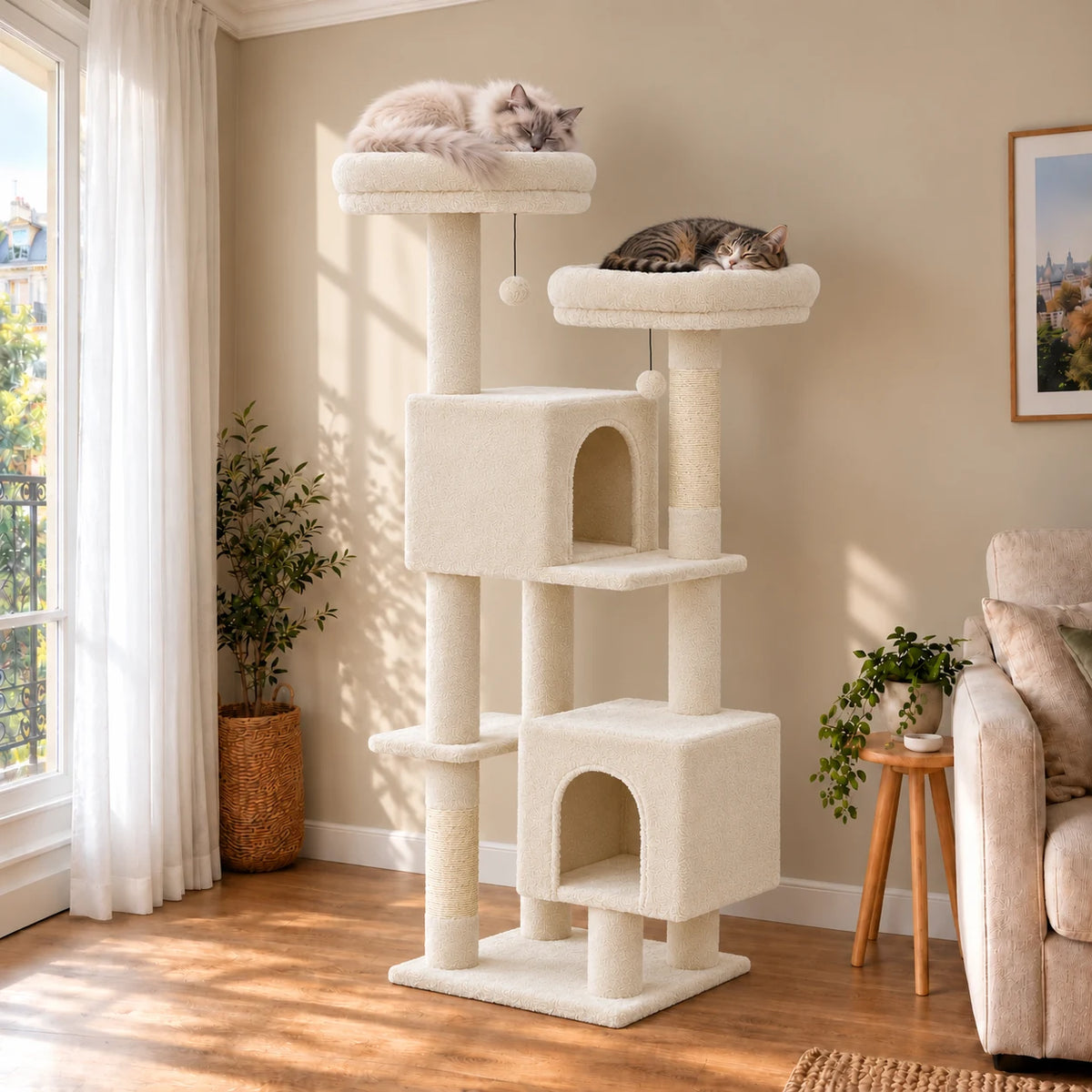 Arbre à chat Primrose beige écru dans un salon avec deux chats endormis sur les perchoirs