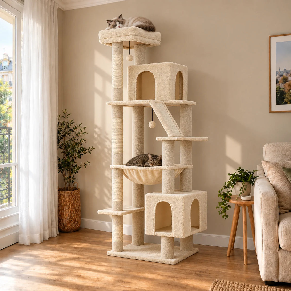 Grand arbre à chat Barley beige dans un salon avec deux chats endormis sur le perchoir et dans le hamac