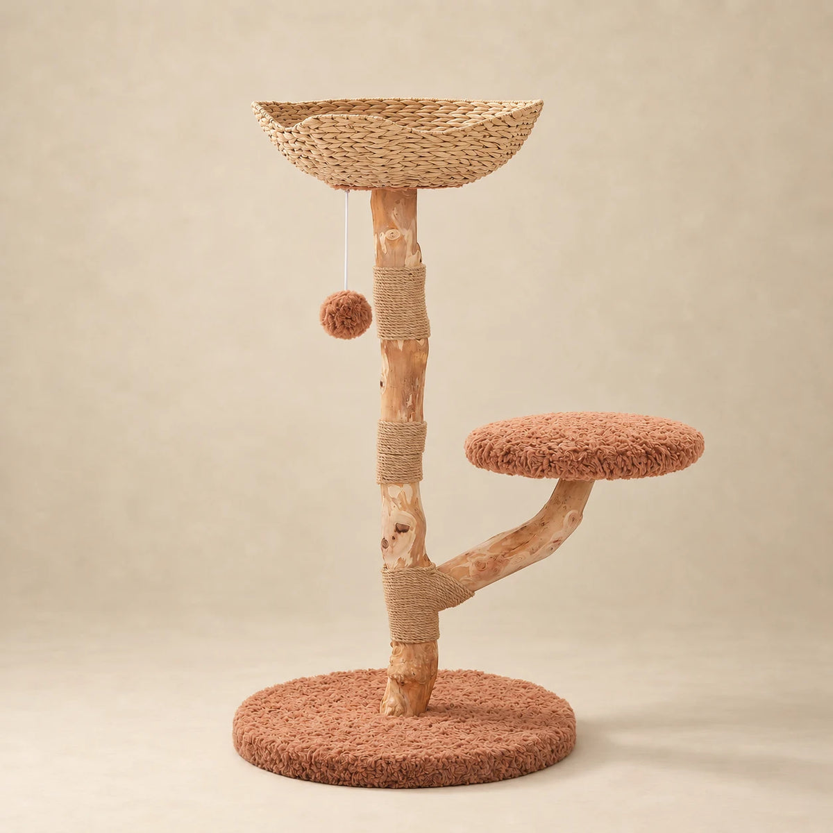 Arbre à chat Hazel en bois naturel et brun de 92 cm avec panier tressé, perchoir et griffoirs en sisal sur fond beige