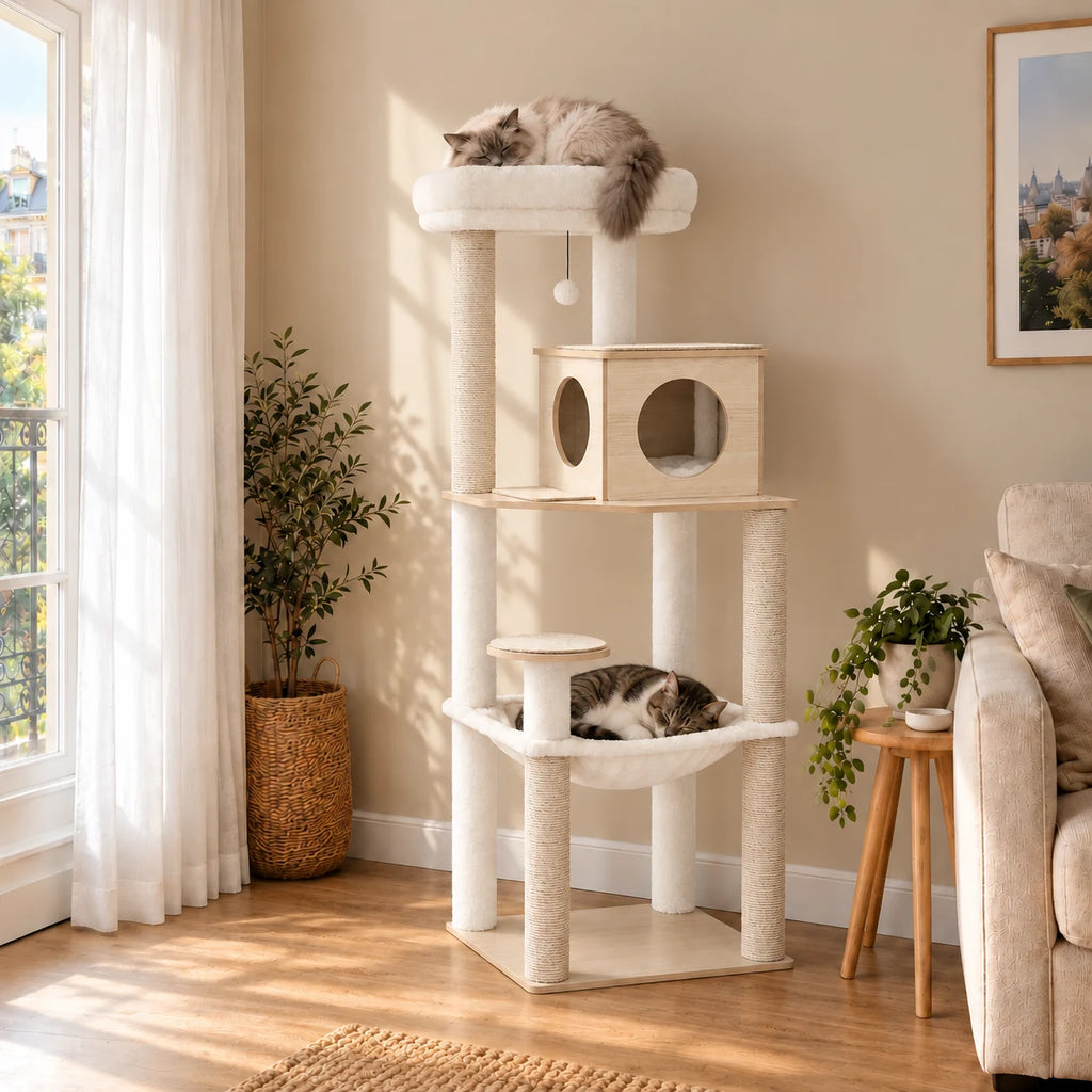 Arbre à chat Aspen bois clair et crème dans un salon avec deux chats endormis dans le lit haut et le hamac