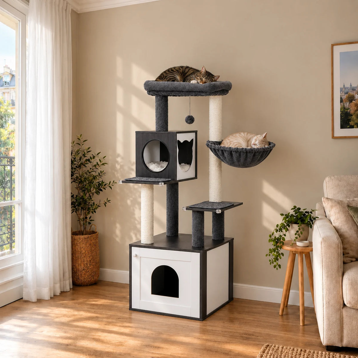 Arbre à chat Échiquier dans un salon avec deux chats endormis sur le hamac et le perchoir