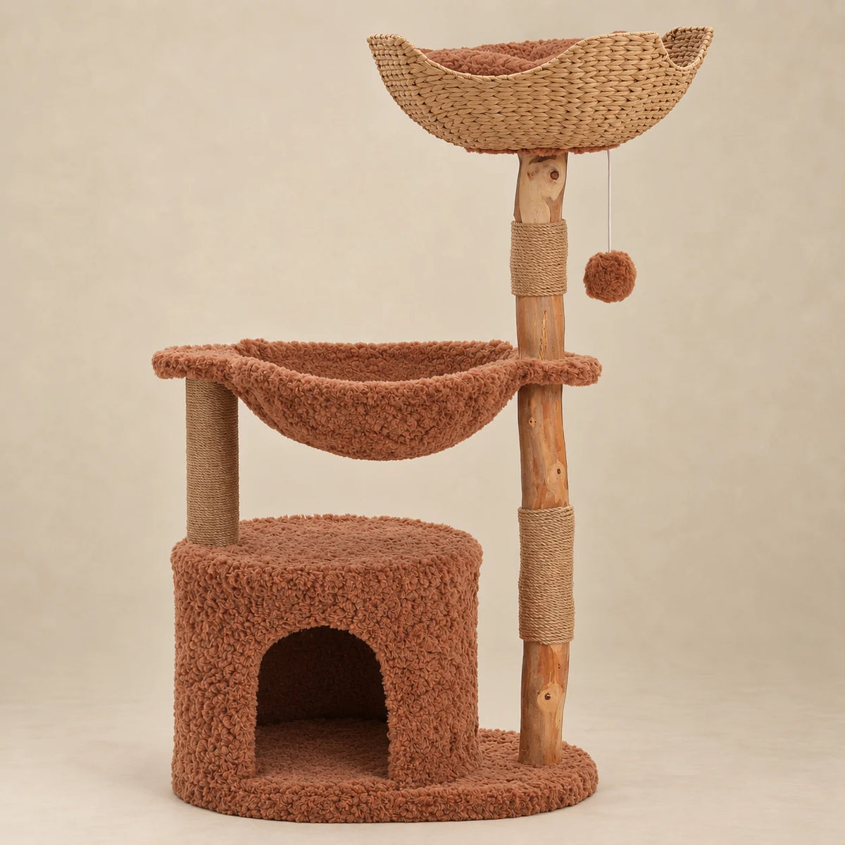 Arbre à chat Alder brun en bois et rotin de 102 cm avec panier, hamac et niche sur fond beige