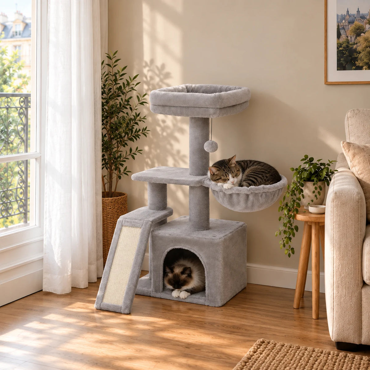 Arbre à chat Quartz gris dans un salon avec un chat endormi dans le hamac et un autre dans la niche
