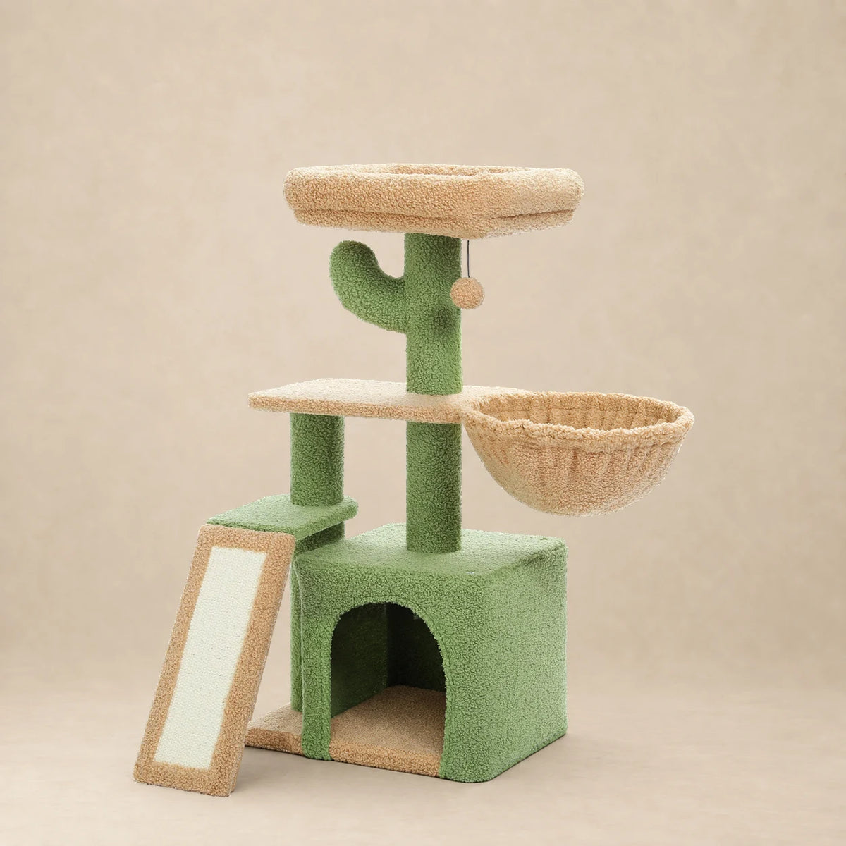 Arbre à chat cactus Fennel vert et beige de 80 cm avec niche, hamac et rampe sur fond beige