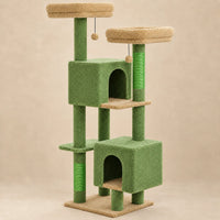 Arbre à chat Juniper vert mousse de 133 cm avec deux niches et deux perchoirs beiges sur fond beige