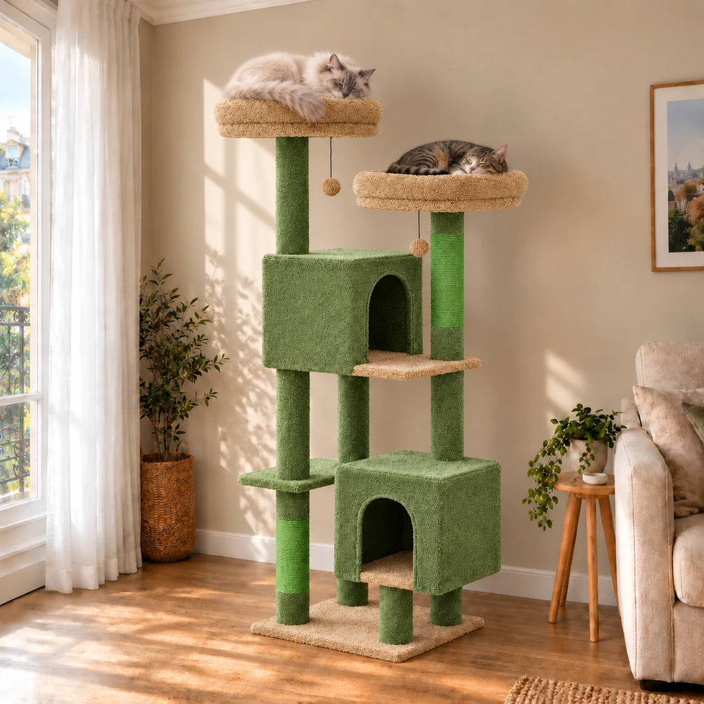 Arbre à chat Juniper vert dans un salon avec deux chats endormis sur les perchoirs beiges