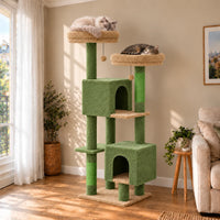 Arbre à chat Juniper vert dans un salon avec deux chats endormis sur les perchoirs beiges