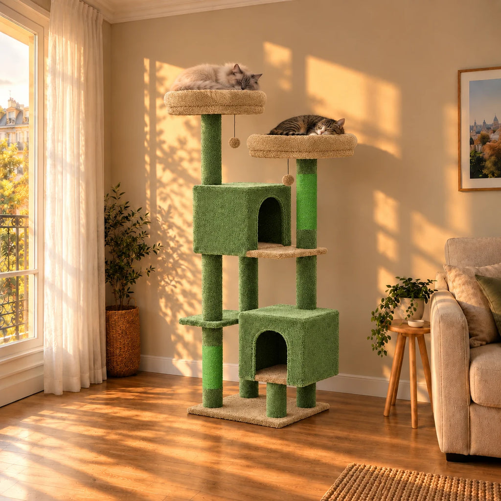 Arbre à chat Juniper vert mousse dans un salon au coucher du soleil avec deux chats endormis