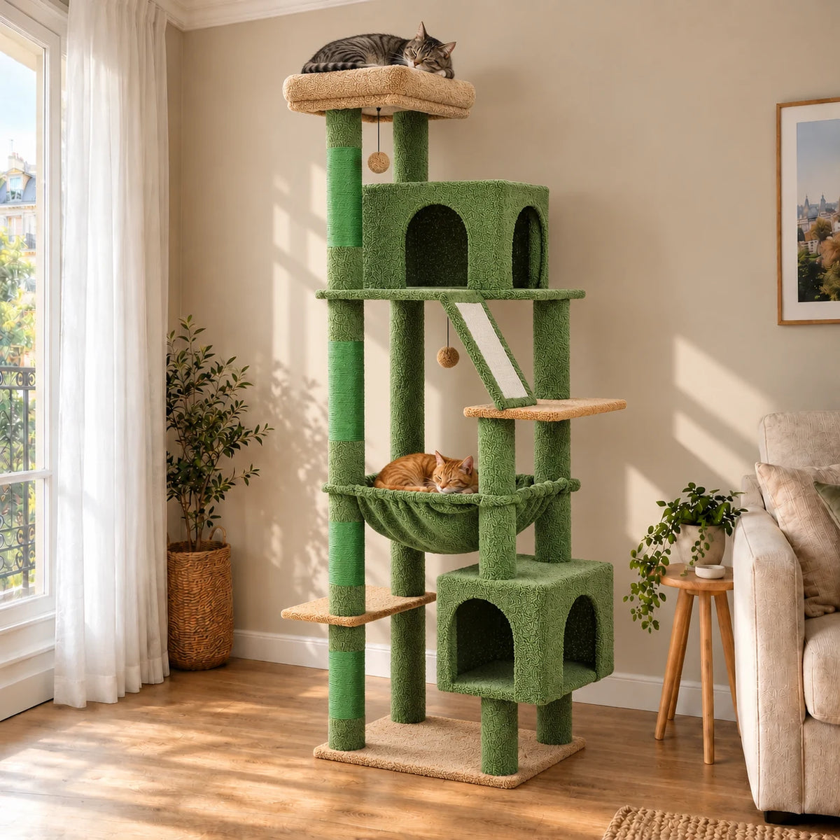 Arbre à chat Ivy vert dans un salon, chats endormis sur le perchoir et dans le hamac