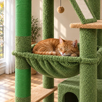 Chat roux endormi dans le hamac vert de l'arbre à chat Ivy