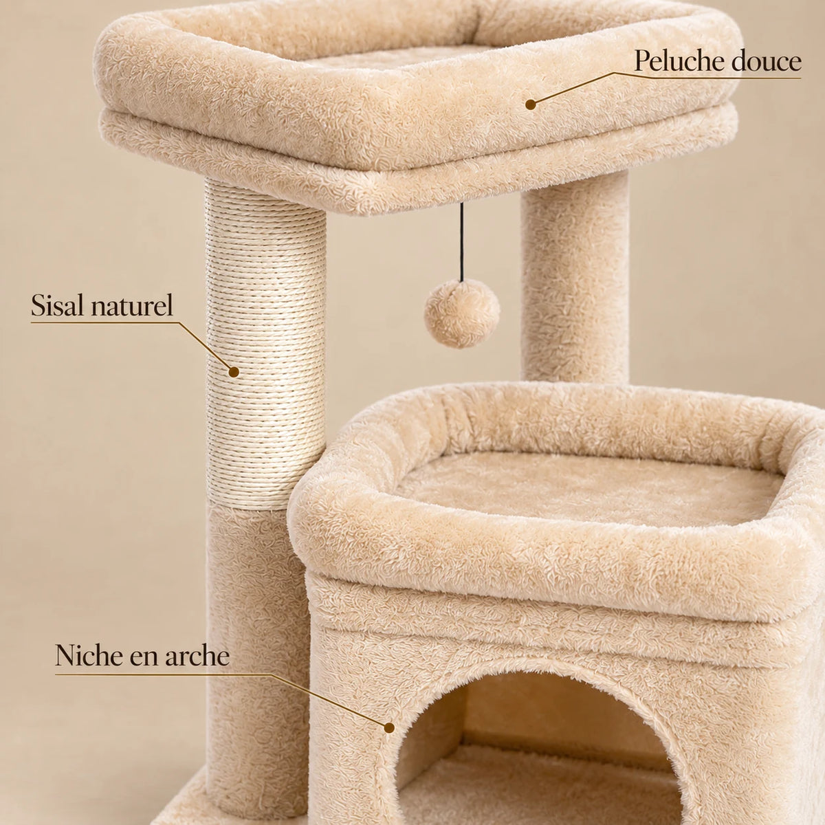 Détails de Praline : peluche beige, poteau en sisal naturel et niche à entrée en arche