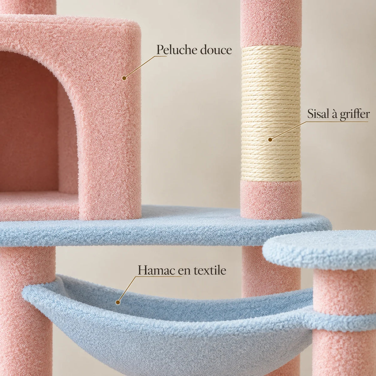 Détail de la peluche rose, du poteau en sisal et du hamac bleu de l’arbre à chat Daisy