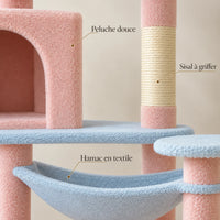 Détail de la peluche rose, du poteau en sisal et du hamac bleu de l’arbre à chat Daisy