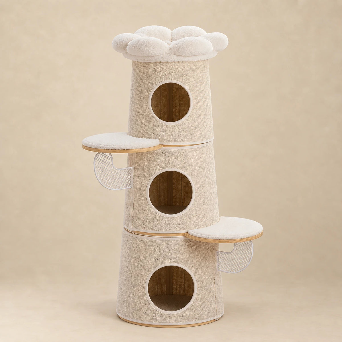 Arbre à chat Wren beige de 112 cm avec trois niches rondes, deux marches et perchoir fleur sur fond beige