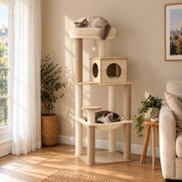 Arbre à chat Cedar effet bois dans un salon avec deux chats endormis sur le lit haut et dans le hamac