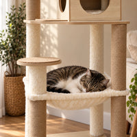 Chat endormi dans le hamac crème de l’arbre à chat Cedar, détail du bois clair et du sisal