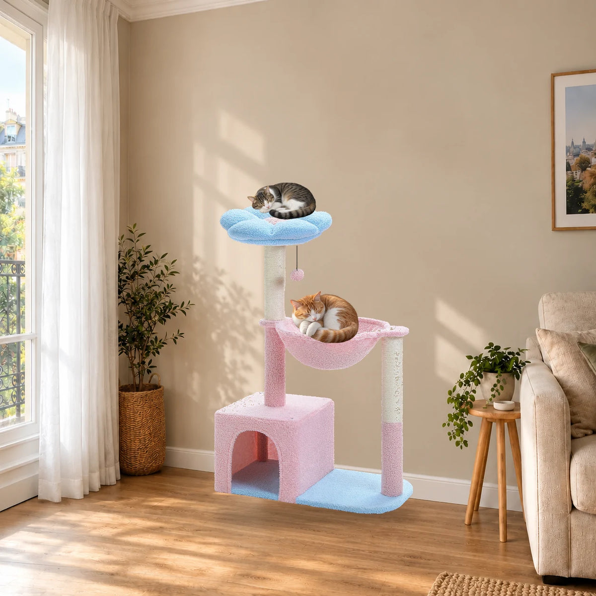 Arbre à chat Cornflower rose et bleu dans un salon avec deux chats endormis sur la fleur et dans le hamac