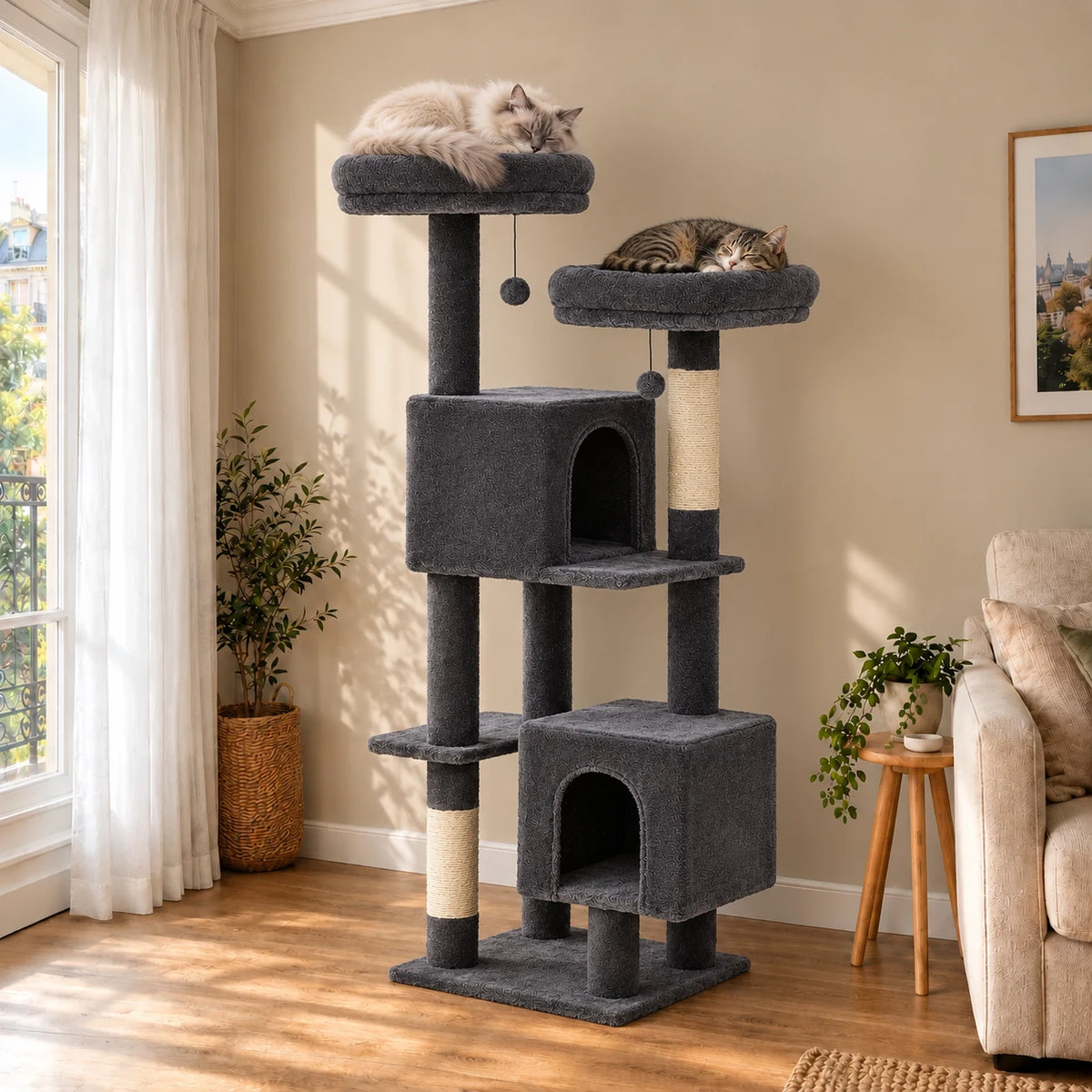 Arbre à chat Bramble gris anthracite dans un salon avec deux chats endormis sur les perchoirs