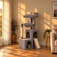 Arbre à chat Pewter gris à deux niches dans un salon au coucher du soleil avec deux chats endormis