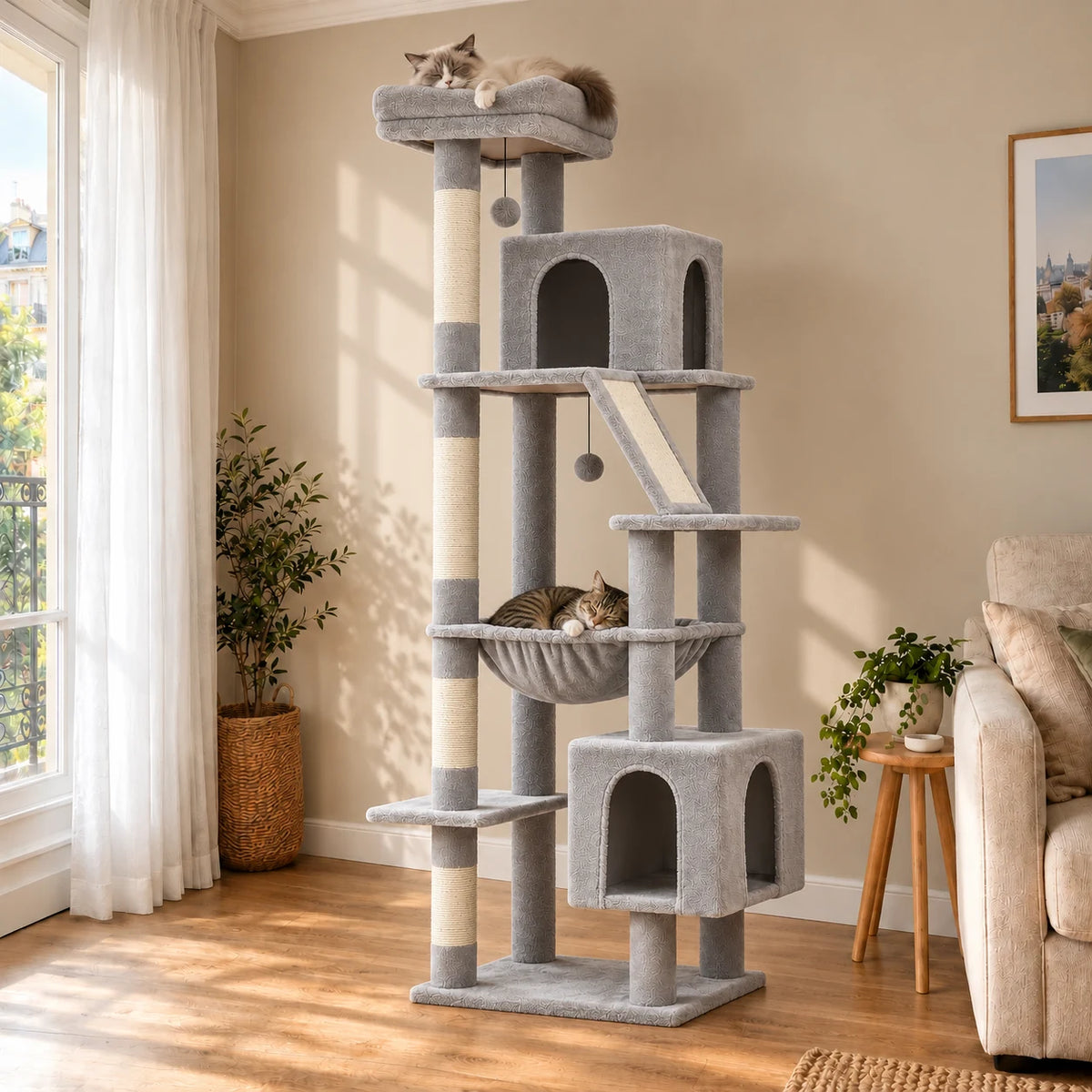 Arbre à chat Dove gris dans un salon avec deux chats endormis sur le perchoir et dans le hamac