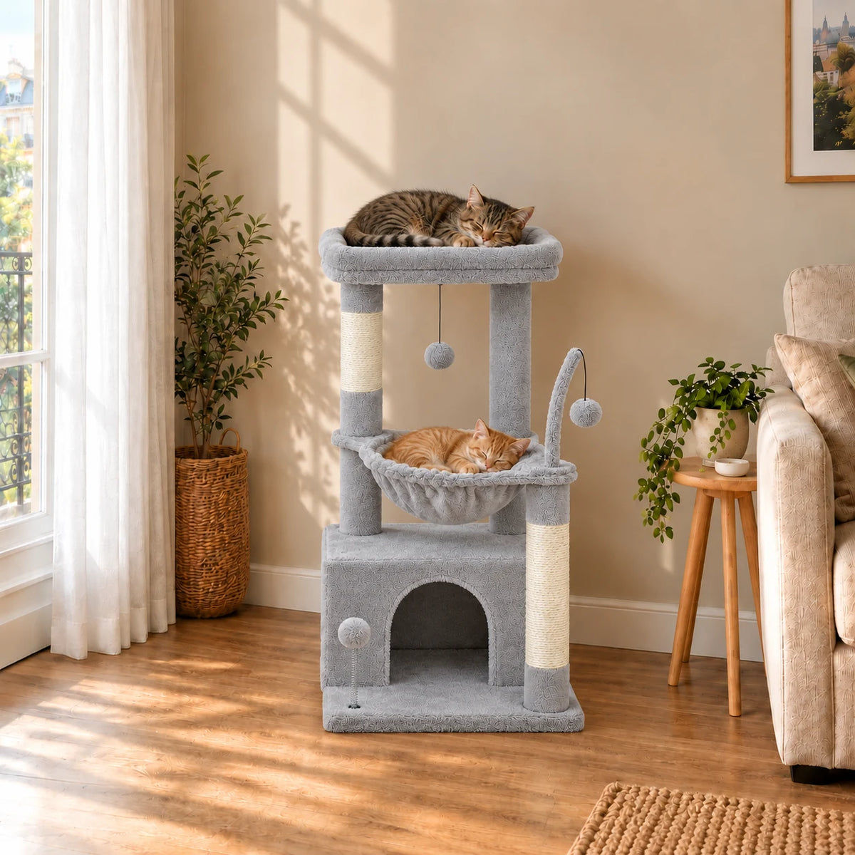 Arbre à chat Pigeon gris dans un salon avec deux chats endormis sur le couchage haut et le hamac