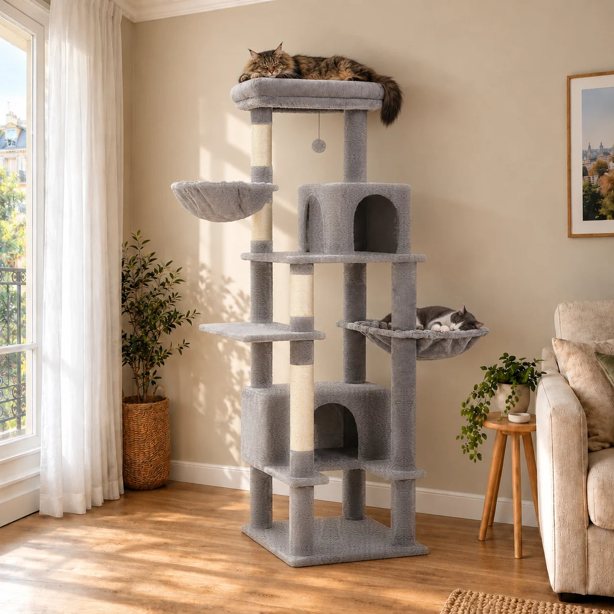 Arbre à chat Harlow gris de 168 cm dans un salon avec deux chats endormis