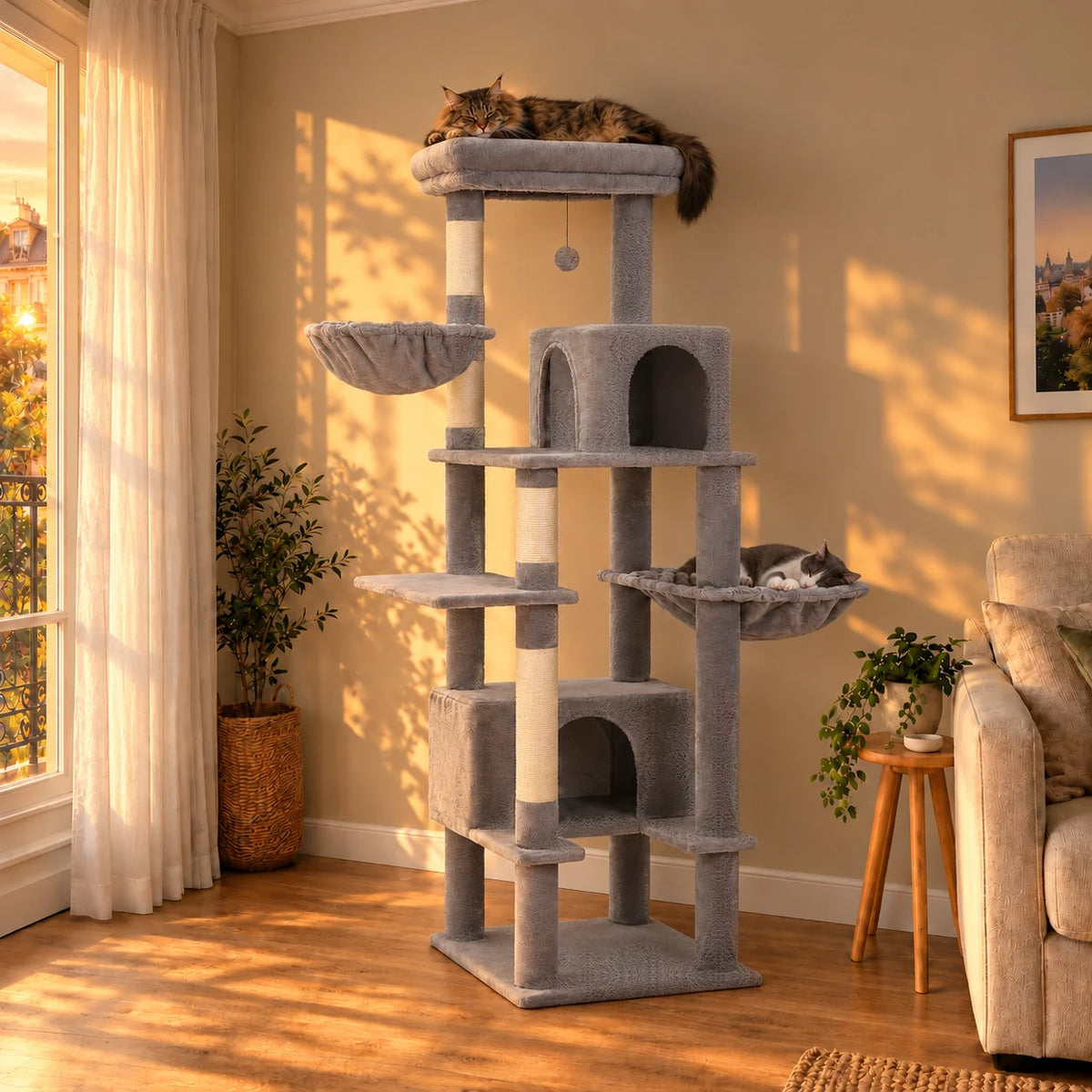 Arbre à chat gris Harlow dans un salon au soleil couchant avec deux chats endormis