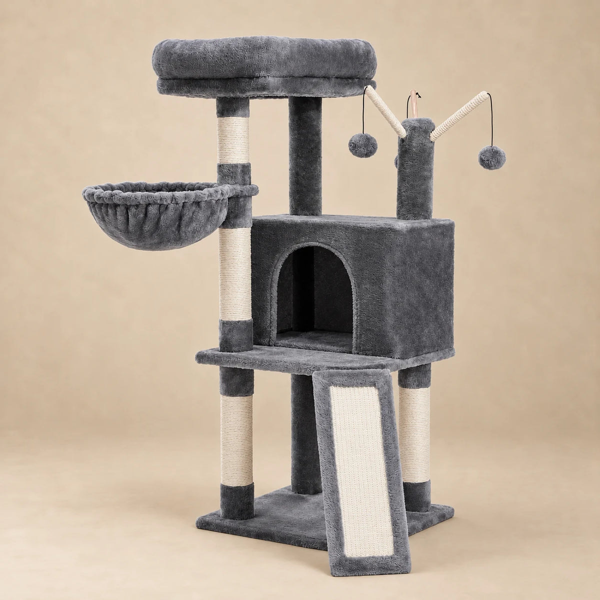 Arbre à chat Flint gris avec niche, hamac et rampe sur fond beige