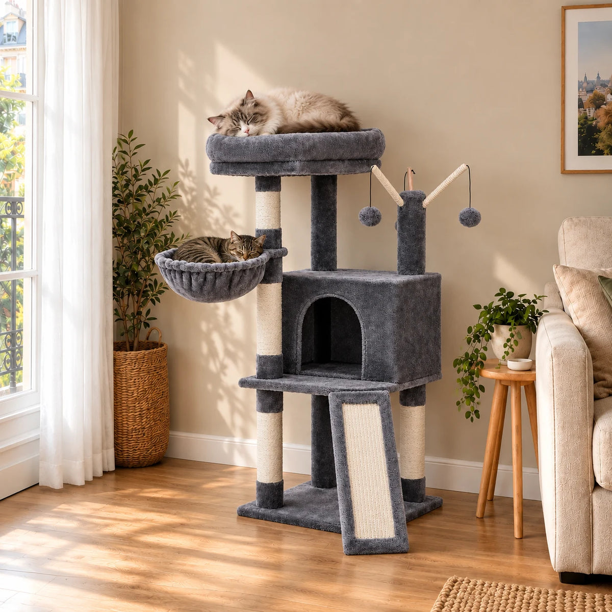 Arbre à chat Flint gris dans un salon avec deux chats endormis sur le perchoir et dans le hamac