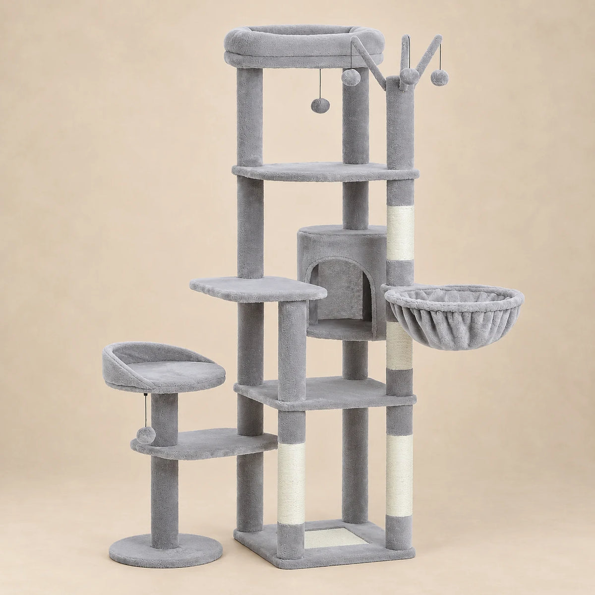 Arbre à chat Heather gris de 150 cm avec niche, hamac, perchoirs et griffoirs sur fond beige