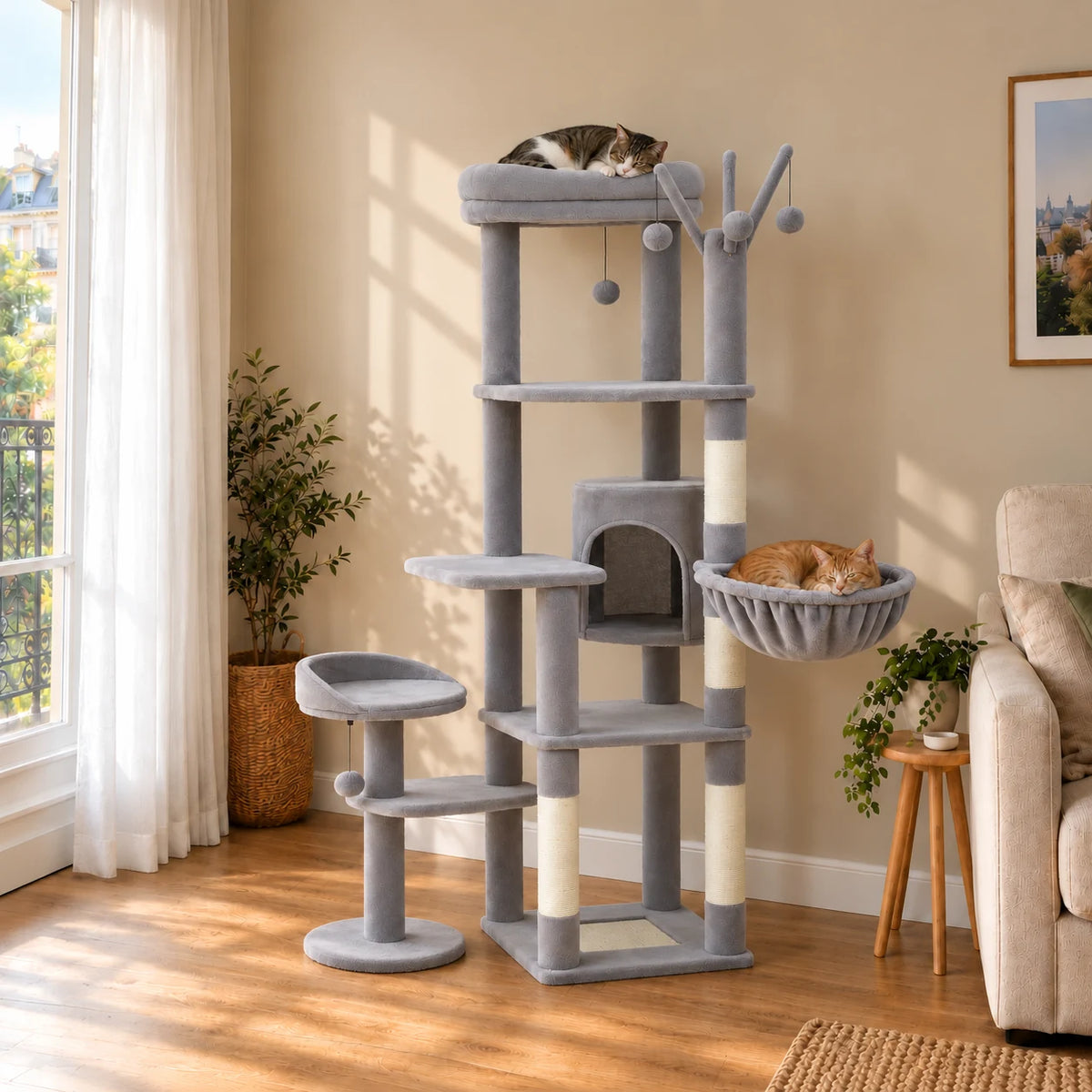Arbre à chat Heather gris dans un salon avec deux chats endormis sur le perchoir haut et dans le hamac