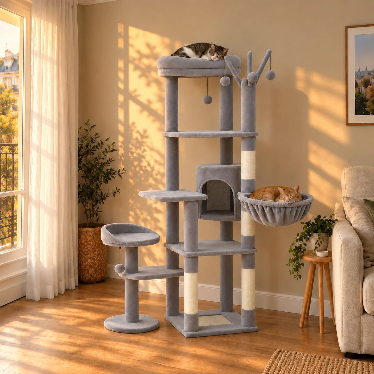 Arbre à chat Heather gris dans un salon au coucher du soleil avec deux chats endormis