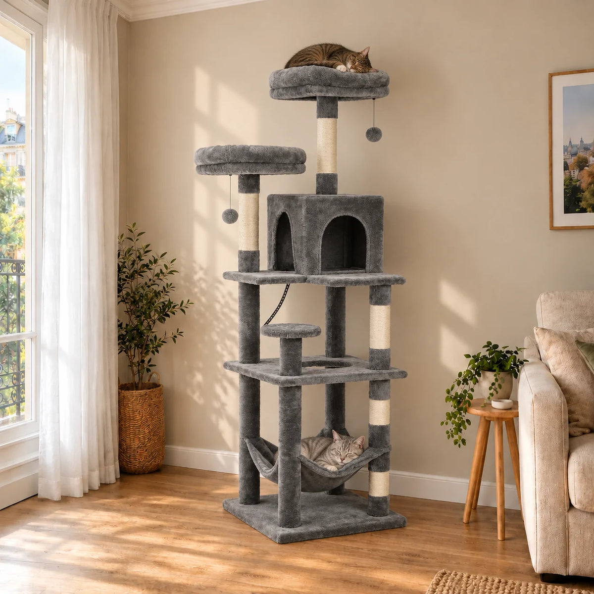 Arbre à chat Silex gris dans un salon avec deux chats endormis sur le perchoir supérieur et dans le hamac bas